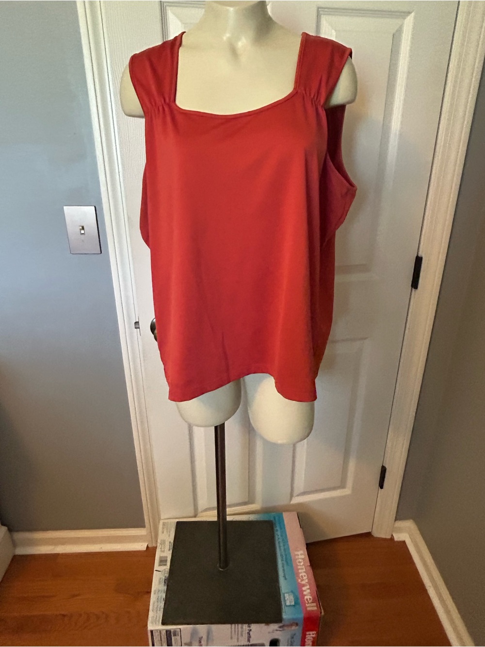 Sleeveless orange Square-Neck Women's Tank Top